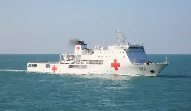 軍屬登上醫(yī)療船接受免費(fèi)體檢