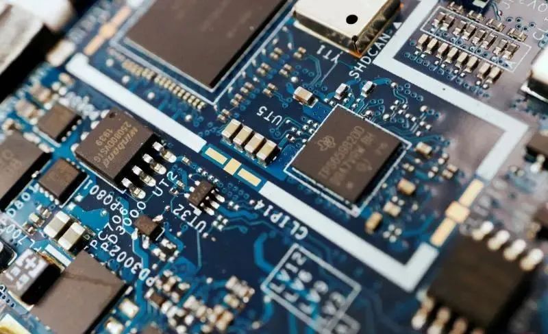 這場(chǎng)最新的霸權(quán)制裁，最終會(huì)卡住誰(shuí)的脖子？