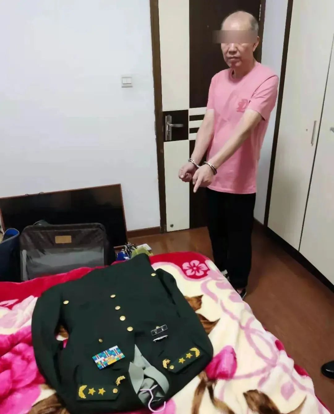 假冒軍人，抓！