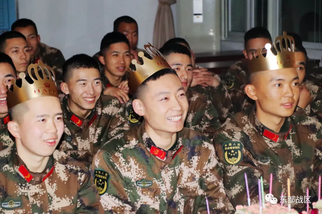 生日會(huì)上，遠(yuǎn)方的親人送來(lái)祝福.